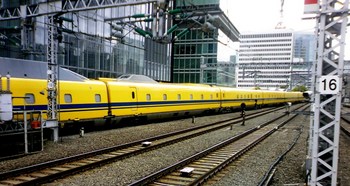 110901 黄色い新幹線の出発.JPG